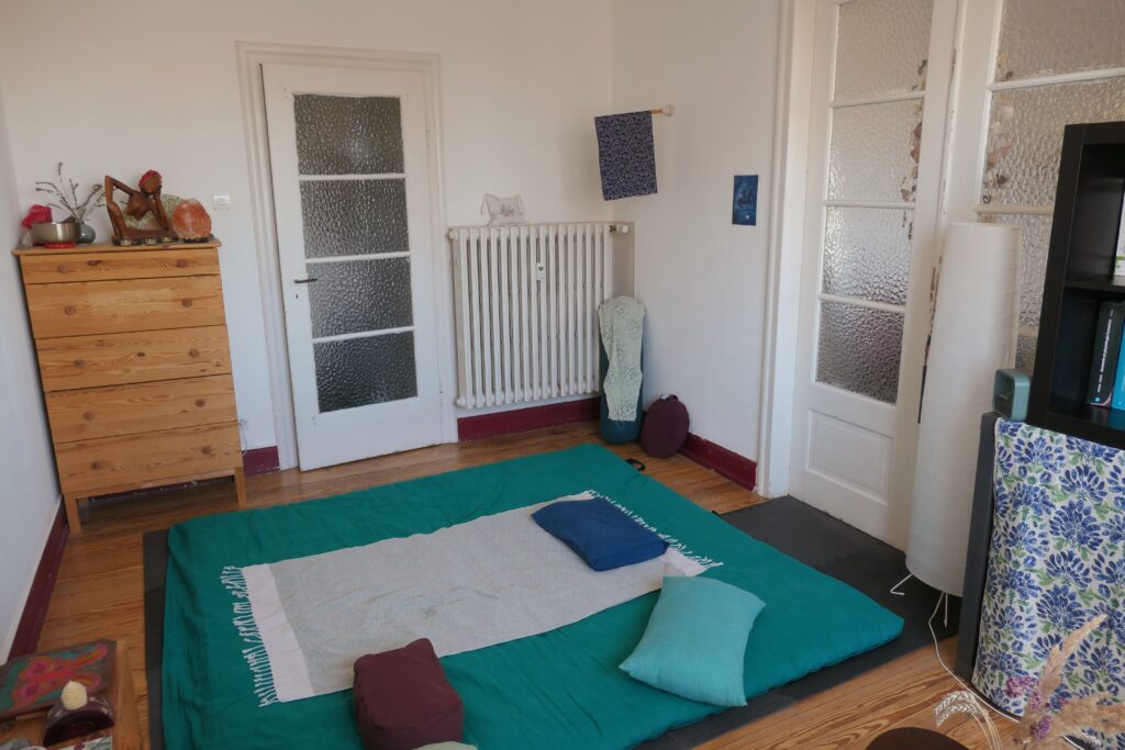 Photo du cabinet où on y voit le futon sur lequel on va venir s'allonger pour recevoir une séance du shiatsu 